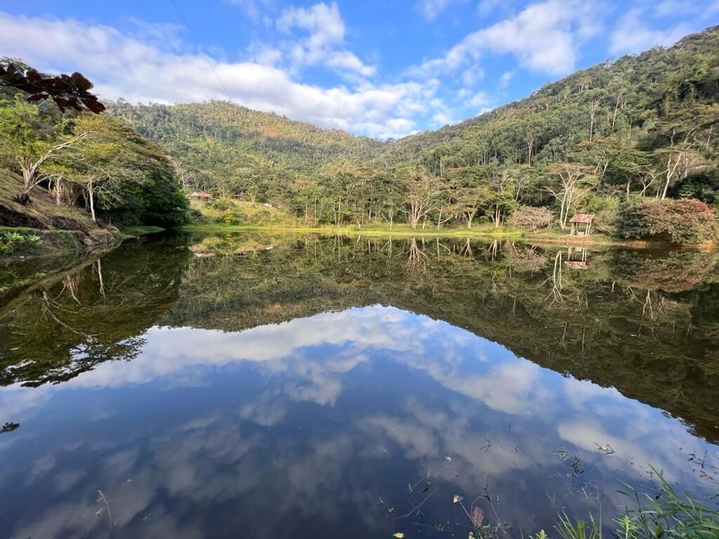 Lago espelhado entre montanhas
