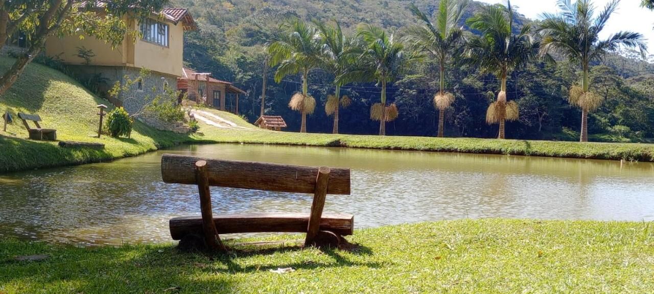 Canoa e piquenique à beira do lago